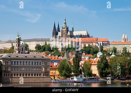 Blick vom rechten Ufer des Flusses Vltava zum Prager Hradschin. Tschechische Republik Stockfoto
