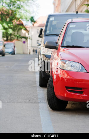 Bewohner, die parkenden Autos entlang der blauen Linie im Zentrum von Prag. Stockfoto