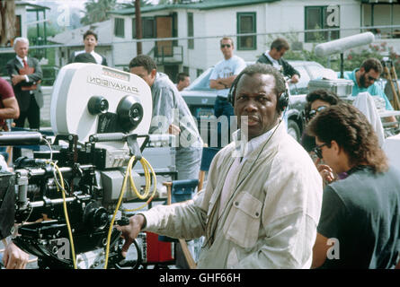 SIDNEY POITIER (geboren 20. Februar 1927), ist ein Bahamian American Academy Award-Winning Schauspieler (Film und Bühne), Regisseur. Geburtstag: 20. Febr. 2007-80 ". Bild: Sidney Poitier als Regisseur am Set von "Ghost Dad" (1990). Stockfoto