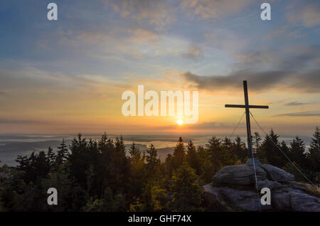 Aigen Im Mühlkreis: Gipfel Bärenstein mit Blick auf den Lipno-Stausee der Moldau bei Sonnenaufgang, Österreich, Oberösterreich, Upper Aust Stockfoto