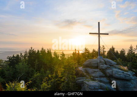 Aigen Im Mühlkreis: Gipfel Bärenstein mit Blick auf den Lipno-Stausee der Moldau bei Sonnenaufgang, Österreich, Oberösterreich, Upper Aust Stockfoto