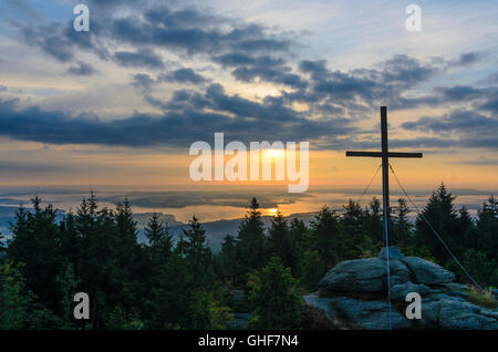 Aigen Im Mühlkreis: Gipfel Bärenstein mit Blick auf den Lipno-Stausee der Moldau bei Sonnenaufgang, Österreich, Oberösterreich, Upper Aust Stockfoto