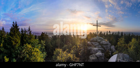 Aigen Im Mühlkreis: Gipfel Bärenstein mit Blick auf den Lipno-Stausee der Moldau bei Sonnenaufgang, Österreich, Oberösterreich, Upper Aust Stockfoto