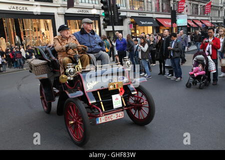 Cadillac Oldtimer Baujahr 1904 an der Regent Street Motor Show, 31. Oktober 2015, London, UK. Stockfoto