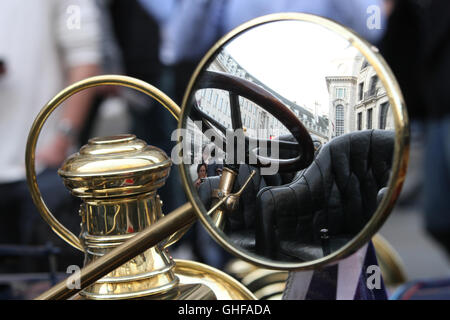 Detail der De Dietrich Oldtimer Baujahr 1902 an der Regent Street Motor Show, London, UK. Stockfoto