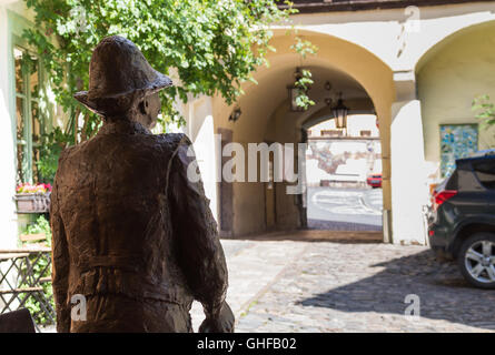 Blick von der Rückseite einer Bergmann Statue, Teil des Bergbaumuseums in der Stadt Banska Stiavnica in der Slowakei. Hof eines Hauses wi Stockfoto