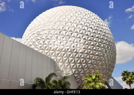 Raumschiff Erde ist die symbolische Struktur des Epcot, ein Themenpark innerhalb der Disney World Resort in Orlando, Florida. Stockfoto