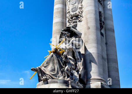 Statue Frau mit goldenen Schwert am Pont Alexandre III in Paris Stockfoto