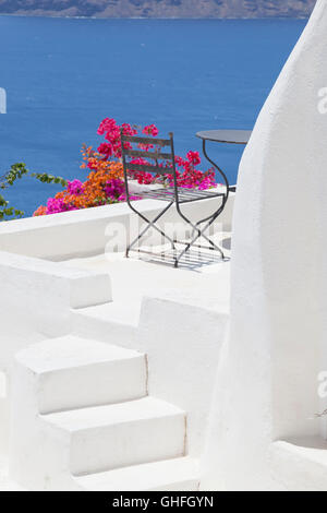 Traditionelle weiß getünchten Kykladenhaus mit blühenden Bougainvillea im Sommer, Santorini, Griechenland Stockfoto