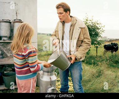 STERBEN, FARBE DER MILCH Ikke Naken Norwegen 2004 Die Farbe der Milch / der Stressabbau Fremde (GUSTAF SKARSGARD) Fragt Selma (JULIA KROHN) Nach der Farbe der Milch Regie: Torun Lian aka. Ikke Naken Stockfoto