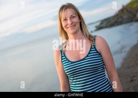 Porträt einer schönen 37 Jahre alten Frau im Freien am Strand Stockfoto