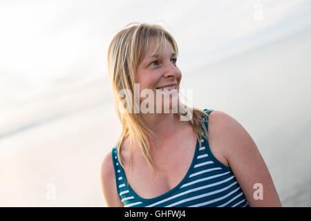 Porträt einer schönen 37 Jahre alten Frau im Freien am Strand Stockfoto