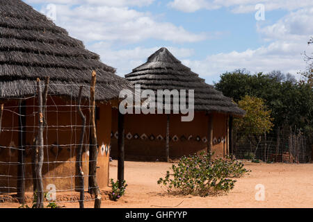 KO MPISI VILLAGE ein typisches Dorf Afrikas in Simbabwe, in der Nähe von Victoria Falls National Park Stockfoto