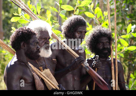 10 Kanus, 150 Speere Und 3 Frauen / Crusoe Kurddal Birrinbirrin (RICHARD BIRRINBIRRIN, 2.v.l.), Ridjimiraril (CRUSOE KURDDAL, 2.v.r.) Regie: Rolf de Heer aka. Zehn Kanus Stockfoto