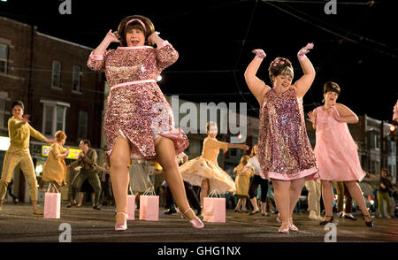 JOHN TRAVOLTA (Edna Turnblad), NIKKI/NICOLE BLONSKY (Tracy Turnblad)-Komödie-Regie: Adam Shankman Stockfoto