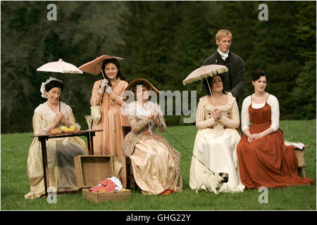 Geliebte Jane / sterben Gesellschaft Beim Kricketspiel: Frau Austen (JULIE WALTERS, m.), Herr Wisley (LAURENCE FOX), Eliza de Feuillide (LUCY COHU, 2.v.r.) Und Jane Austen (ANNE HATHAWAY)-Regie: Julian Jarrold aka. Immer Jane Stockfoto