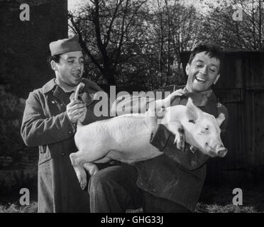 JACQUES JOUANNEAU (Penche A Gauche), JEAN-PIERRE CASSEL (Corporal) mit einem Schwein. Regie: Jean Renoir Stockfoto