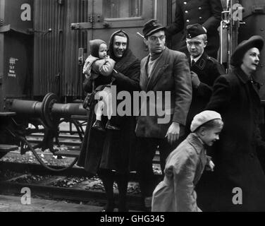 SACHA BRIQUET (die austretende "Frau" mit kleinen Kinde), JEAN-PIERRE CASSEL (Corporal) Regie: Jean Renoir Stockfoto