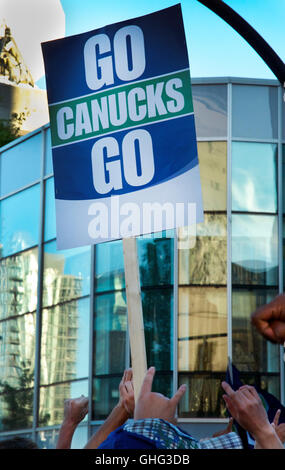 Vancouver Canucks-Fans jubeln-Spiel 2-NHL Stanley-Cup-Finale in der Innenstadt von Vancouver, BC mit "Canucks Go Go" Banner Zeichen Stockfoto