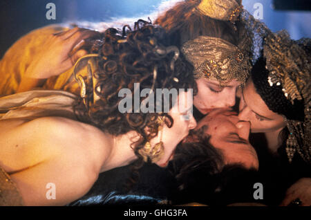 Die Dracula und seine Bräute (FLORINA KENDRICK, MICHAELA BERUC, MONICA BELUCCI) fest auf Jonathan Harker (KEANU REEVES) in Bram Stokers Dracula. Regie: Francis Ford Coppola aka. Dracula Stockfoto