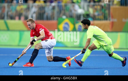 Der Brite David Ames (links) in Aktion während der Männer Eishockey-Pool ein Match im Olympic Hockey Centre, am vierten Tag der Olympischen Spiele in Rio, Brasilien. Stockfoto