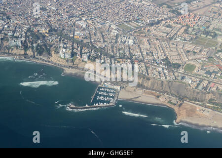 Lima Peru - Mai 11: Luftaufnahme der Stadt Lima mit den Bezirken Miraflores und Barranco im Rahmen. 11. Mai 2016, Li Stockfoto