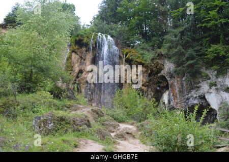 Wasserfall am Rande einer Klippe Stockfoto