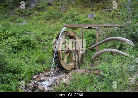 Ein Mühlrad in einem Wald Stockfoto