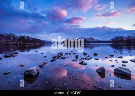 Rosafarbene und violette Wolken über Derwentwater nach Sonnenuntergang vom Crow Park am Nordufer in Keswick, Lake District National Park, England Stockfoto