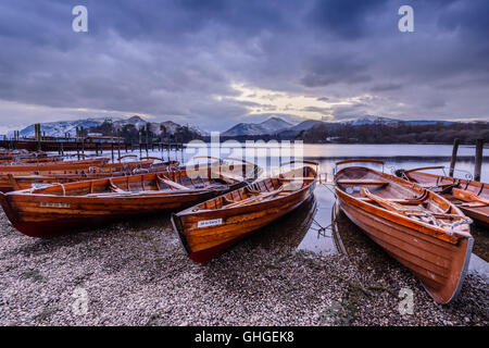 Ruderboote am Nordufer von Derwentwater in der Stadt Keswick, Lake District National Park, England, in der Abenddämmerung. Stockfoto