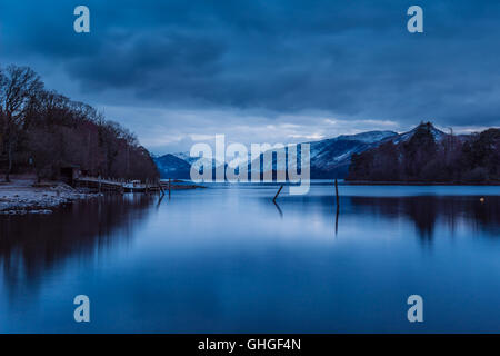 Moody Derwentwater in der Abenddämmerung vom Crow Park am Nordufer in der Stadt Keswick, Lake District National Park, England Stockfoto