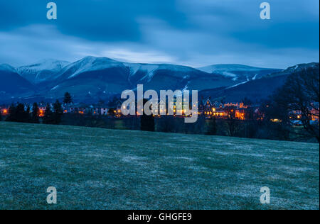 Skiddaw und die Stadt Keswick vom Crow Park am Nordufer von Derwentwater, Lake District National Park, England aus gesehen. Stockfoto