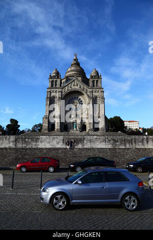 Autos parken vor Santa Luzia Basilika am Monte de Santa Luzia, Viana do Castelo, Provinz Minho, Nordportugal Stockfoto