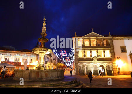 Weihnachtsschmuck, Chafariz Brunnen und Misericordia Gebäude, Praca da Republica, Viana do Castelo, Nordportugal Stockfoto