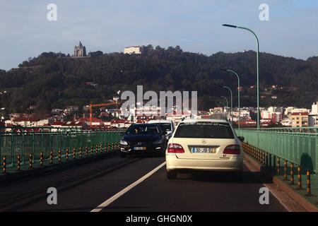 Taxi über Ponte Eiffel Brücke über den Fluss Lima, Basilika Santa Luzia im Hintergrund, Viana do Castelo, Nordportugal Stockfoto