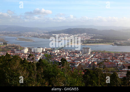 Luftaufnahme von Viana do Castelo, Fluss Lima und Ponte Eiffel Brücke von Monte de Santa Luzia, Provinz Minho, Nordportugal Stockfoto