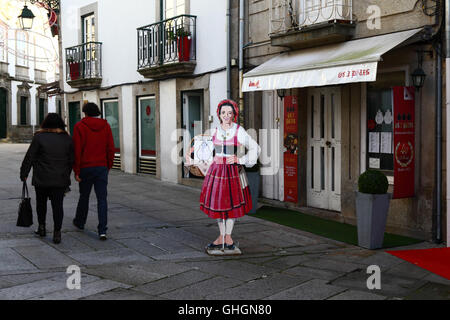 Weibliche Figur in Tracht Betrieb Menü außerhalb Restaurant, Viana do Castelo, Provinz Minho, Nordportugal Stockfoto