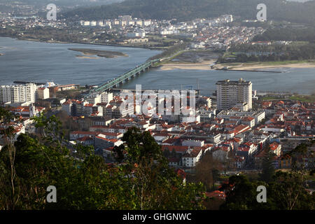 Luftaufnahme von Viana do Castelo, Fluss Lima und Ponte Eiffel Brücke von Monte de Santa Luzia, Provinz Minho, Nordportugal Stockfoto