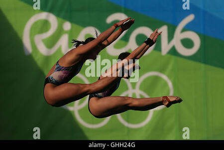 Rio De Janeiro, Brasilien. 9. August 2016. Während die Frauen synchron 10m Turmspringen bei den Rio Olympischen Spielen 2016 in Rio De Janeiro, Brasilien, am 9. August 2016 konkurrieren Jun Hoong Cheong und Pandelela Rinong Pamg von Malaysia. Bildnachweis: Cao Can/Xinhua/Alamy Live-Nachrichten Stockfoto