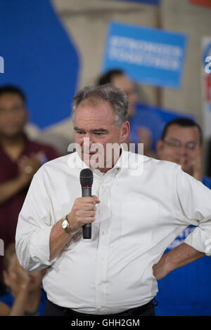 Demokratische VP Kandidat Tim Kaine fördert freiwillige bei einer Austin Telefon Bank während einer Spendenaktion Schaukel durch Texas. Stockfoto