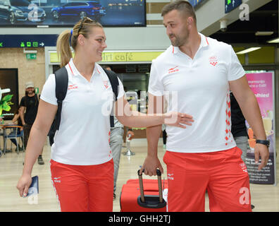 Zagreb, Kroatien. 9. August 2016. Kroatische Diskuswerfer Sandra Perkovic (L) und ihr Freund und Trainer Edis Elkasevic kommen am Flughafen Pleso in Zagreb, Hauptstadt Kroatiens, 9. August 2016. Perkovic, wer der Weltmeister in der Olympischen Spiele 2012 in London am Dienstag für die Olympischen Spiele in Rio verlassen. © Miso Lisanin/Xinhua/Alamy Live-Nachrichten Stockfoto