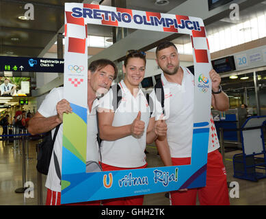 Zagreb, Kroatien. 9. August 2016. Kroatische Diskuswerfer Sandra Perkovic (C) posiert für ein Foto mit ihrem Team am Flughafen Pleso in Zagreb, Hauptstadt Kroatiens, 9. August 2016. Perkovic, wer der Weltmeister in der Olympischen Spiele 2012 in London am Dienstag für die Olympischen Spiele in Rio verlassen. © Miso Lisanin/Xinhua/Alamy Live-Nachrichten Stockfoto