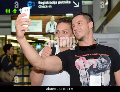 Zagreb, Kroatien. 9. August 2016. Kroatische Diskuswerfer Sandra Perkovic (L) posiert für ein Foto mit einem Gebläse am Flughafen Pleso in Zagreb, Hauptstadt Kroatiens, 9. August 2016. Perkovic, wer der Weltmeister in der Olympischen Spiele 2012 in London am Dienstag für die Olympischen Spiele in Rio verlassen. © Miso Lisanin/Xinhua/Alamy Live-Nachrichten Stockfoto