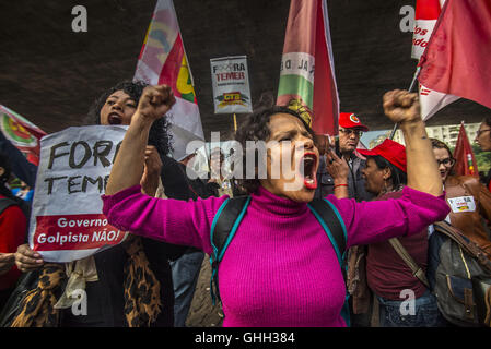 Sao Paulo, Brasilien. 9. August 2016. Anhänger der suspendierten brasilianischen Präsidentin Dilma Rousseff protestieren gegen interim Präsident Michel Temer auf Avenida Paulista. © Cris Faga/ZUMA Draht/Alamy Live-Nachrichten Stockfoto