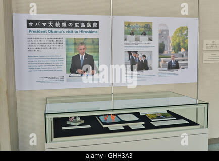 6. August 2016, Hiroshima, Japan: Kraniche aus Papier hergestellt durch US-Präsident Barack Obama und seine Botschaft sind Display an der Hiroshima Peace Memorial Museum in Hiroshima, Japan auf 6. August 2016. © AFLO/Alamy Live-Nachrichten Stockfoto