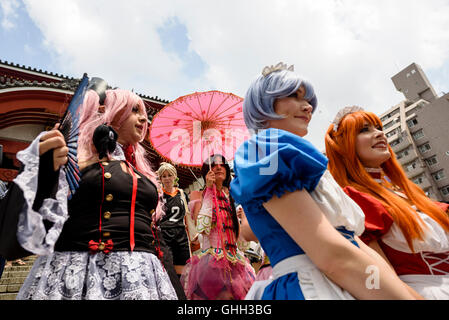 7. August 2016 - Fuß Cosplayer in einer Parade während des World Cosplay Summit in Nagoya, Japan. Die einwöchige Veranstaltung zieht Tausende von Cosplayer aus Japan und der ganzen Welt. Cosplay "oder" Kostüm abspielen, beinhaltet Teilnehmer anziehen und als Zeichen von TV, Filme, Comics und Videospielen. © Ben Weller/AFLO/Alamy Live-Nachrichten Stockfoto