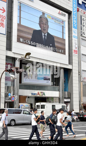 Tokio, Japan. 8. August 2016. Kaiser Akihito wendet sich an die Nation mit dem Ausdruck seiner Gedanken auf Verzicht in einer Videobotschaft vom Kaiserpalast in Tokio auf Montag, 8. August 2016. Letzten Monat wurde der 82 jährige Kaiser berichtet, auf seinen Wunsch, seine 56 Jahre alten Sohn, Kronprinz Naruhito, aufgrund von Bedenken wegen seiner schwachen Gesundheit und die Fähigkeit, voll und ganz seinen Aufgaben als Symbol Kaiser den Thron überlassen vermittelt haben. Der Kaiser bestieg den Thron im Jahr 1989 nach dem Tod seines Vaters, Kaiser Hirohito. © Natsuki Sakai/AFLO/Alamy Live-Nachrichten Stockfoto