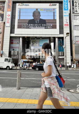 Tokio, Japan. 8. August 2016. Kaiser Akihito wendet sich an die Nation mit dem Ausdruck seiner Gedanken auf Verzicht in einer Videobotschaft vom Kaiserpalast in Tokio auf Montag, 8. August 2016. Letzten Monat wurde der 82 jährige Kaiser berichtet, auf seinen Wunsch, seine 56 Jahre alten Sohn, Kronprinz Naruhito, aufgrund von Bedenken wegen seiner schwachen Gesundheit und die Fähigkeit, voll und ganz seinen Aufgaben als Symbol Kaiser den Thron überlassen vermittelt haben. Der Kaiser bestieg den Thron im Jahr 1989 nach dem Tod seines Vaters, Kaiser Hirohito. © Natsuki Sakai/AFLO/Alamy Live-Nachrichten Stockfoto