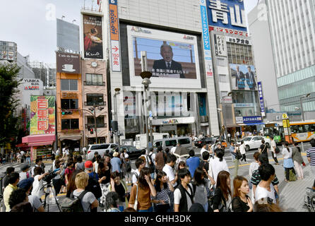 Tokio, Japan. 8. August 2016. Kaiser Akihito wendet sich an die Nation mit dem Ausdruck seiner Gedanken auf Verzicht in einer Videobotschaft vom Kaiserpalast in Tokio auf Montag, 8. August 2016. Letzten Monat wurde der 82 jährige Kaiser berichtet, auf seinen Wunsch, seine 56 Jahre alten Sohn, Kronprinz Naruhito, aufgrund von Bedenken wegen seiner schwachen Gesundheit und die Fähigkeit, voll und ganz seinen Aufgaben als Symbol Kaiser den Thron überlassen vermittelt haben. Der Kaiser bestieg den Thron im Jahr 1989 nach dem Tod seines Vaters, Kaiser Hirohito. © Natsuki Sakai/AFLO/Alamy Live-Nachrichten Stockfoto