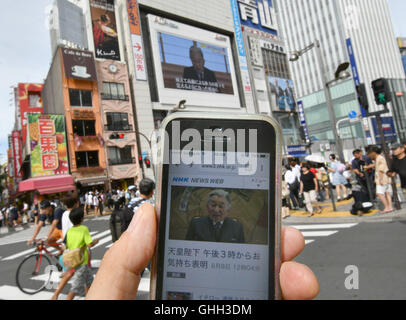 Tokio, Japan. 8. August 2016. Kaiser Akihito wendet sich an die Nation mit dem Ausdruck seiner Gedanken auf Verzicht in einer Videobotschaft vom Kaiserpalast in Tokio auf Montag, 8. August 2016. Letzten Monat wurde der 82 jährige Kaiser berichtet, auf seinen Wunsch, seine 56 Jahre alten Sohn, Kronprinz Naruhito, aufgrund von Bedenken wegen seiner schwachen Gesundheit und die Fähigkeit, voll und ganz seinen Aufgaben als Symbol Kaiser den Thron überlassen vermittelt haben. Der Kaiser bestieg den Thron im Jahr 1989 nach dem Tod seines Vaters, Kaiser Hirohito. © Natsuki Sakai/AFLO/Alamy Live-Nachrichten Stockfoto
